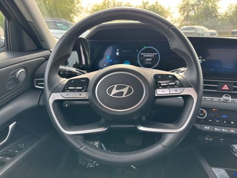 Used 2025 Hyundai Elantra Limited image 28