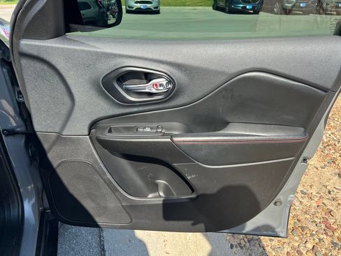 Used 2019 Jeep Cherokee Trailhawk w/ Cold Weather Group AWD/4WD image 29