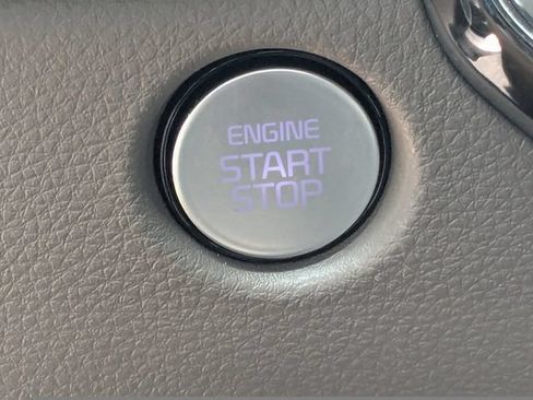 Certified 2025 Kia Carnival FWD image 11