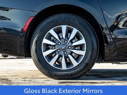 Used 2024 Chrysler Pacifica Select image 9