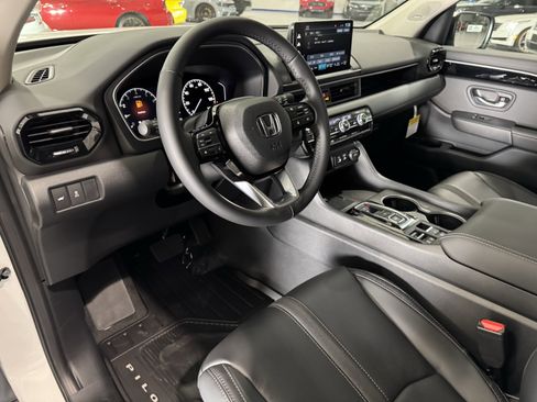 New 2025 Honda Pilot Touring image 9