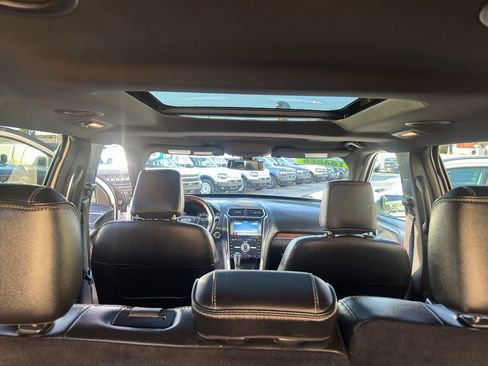 Used 2018 Ford Explorer Platinum image 39