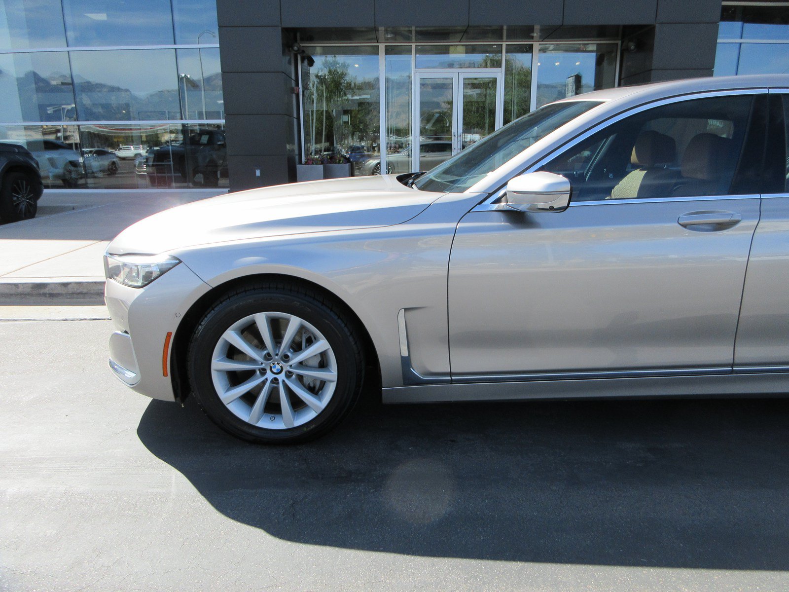 Used 2020 BMW 750i xDrive w/ Interior Design Package AWD/4WD image 2