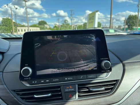 Used 2025 Nissan Altima 2.5 SV FWD image 24