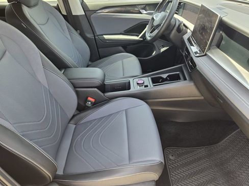 Used 2025 Volkswagen Tiguan SE AWD/4WD image 13