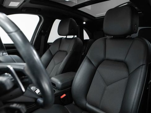 Certified 2024 Porsche Macan AWD/4WD image 5