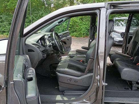 Used 2016 Dodge Grand Caravan SXT FWD image 11