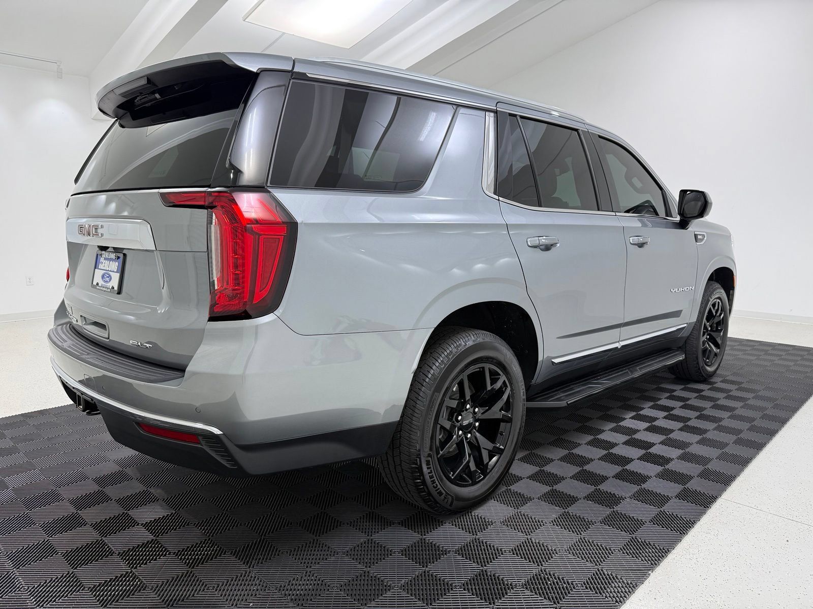 Used 2023 GMC Yukon SLT RWD image 8