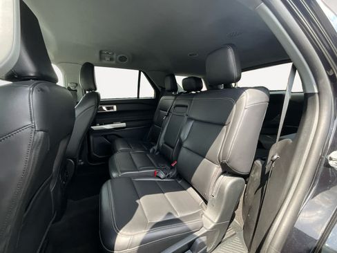 Used 2023 Ford Explorer XLT w/ Equipment Group 202A AWD/4WD image 18
