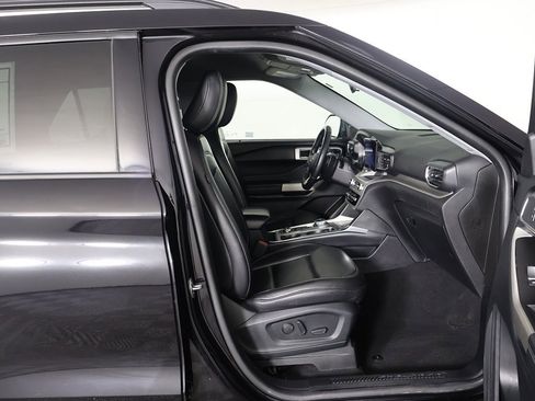 Used 2020 Ford Explorer XLT w/ Equipment Group 202A image 29