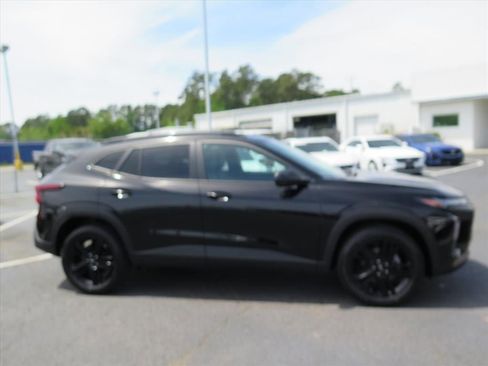 Used 2024 Chevrolet Trax ACTIV w/ Sunroof Package image 2