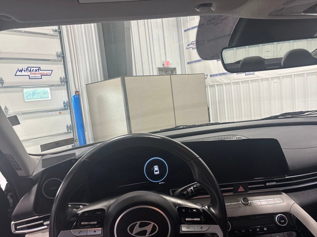 Used 2025 Hyundai Elantra Limited FWD image 2