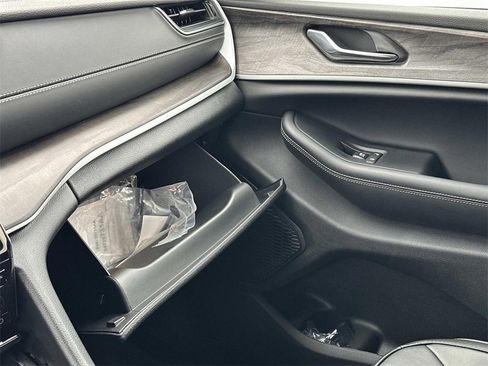 New 2025 Jeep Grand Cherokee L Limited image 18