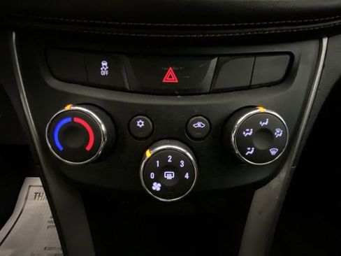 Used 2019 Chevrolet Trax LT w/ LT Convenience Package FWD image 19