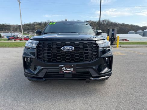 Used 2025 Ford Explorer ST-Line w/ ST-Line Street Pack image 2