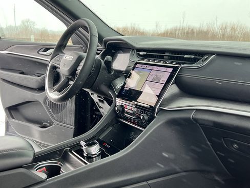 Used 2024 Jeep Grand Cherokee Limited w/ Black Appearance Package image 29