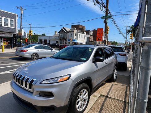 Used 2017 Jeep Cherokee Sport w/ Cold Weather Group AWD/4WD image 2