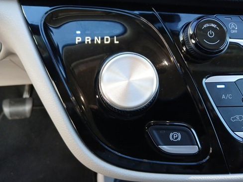 Used 2023 Chrysler Pacifica Touring-L image 36