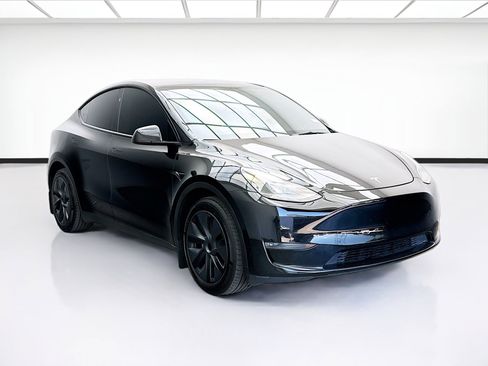 Used 2024 Tesla Model Y Long Range AWD/4WD image 3