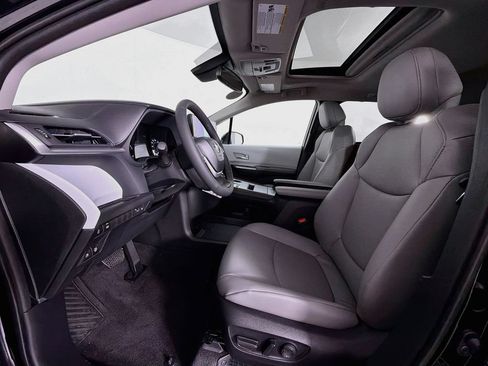 New 2026 Toyota Sienna XLE FWD image 11