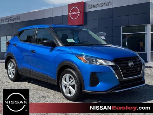 New 2025 Nissan Kicks Play S image 1