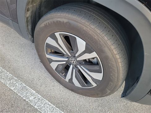 Certified 2024 Volkswagen Atlas SE image 8