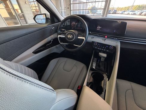 Used 2025 Hyundai Elantra Limited image 38