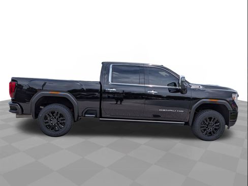 Used 2022 GMC Sierra 2500 Denali w/ Denali Black Diamond Edition AWD/4WD image 3