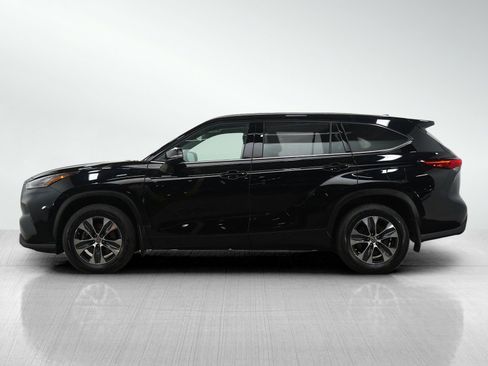 Used 2020 Toyota Highlander XLE image 2