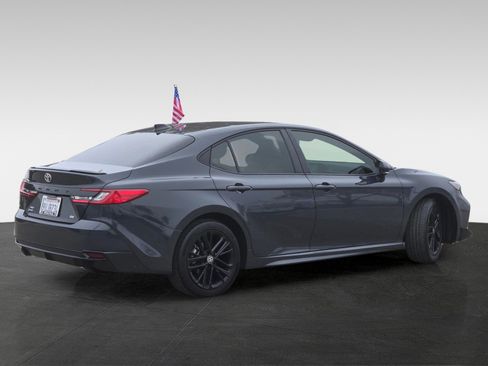 Used 2025 Toyota Camry SE image 4