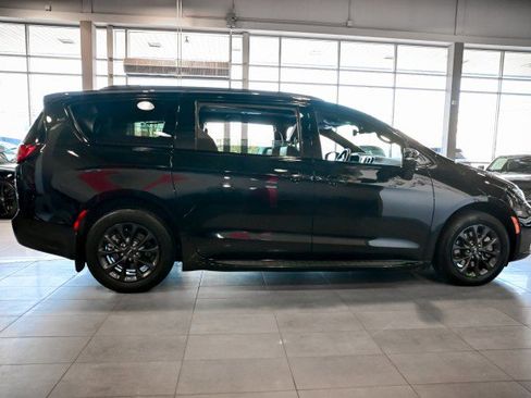 Used 2021 Chrysler Pacifica Touring-L w/ S Appearance Package image 4