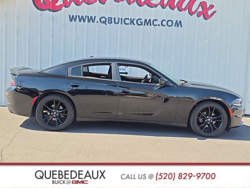 Used 2018 Dodge Charger SXT w/ Blacktop Package RWD image 8