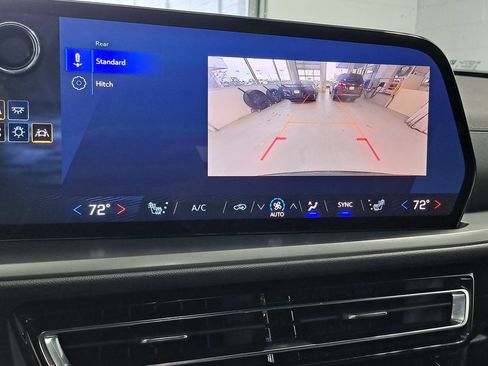 Used 2025 Chevrolet Traverse LT image 16