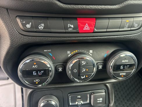 Used 2017 Jeep Renegade Altitude w/ Advanced Technology Group AWD/4WD image 26