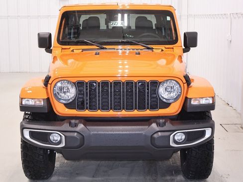 Used 2025 Jeep Gladiator Sport image 4