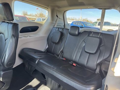 Used 2024 Chrysler Pacifica Touring-L image 13