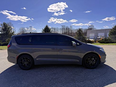 Used 2021 Chrysler Pacifica Touring-L w/ Uconnect Theater Family Group image 10