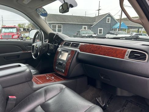 Used 2013 Chevrolet Suburban LTZ AWD/4WD image 14