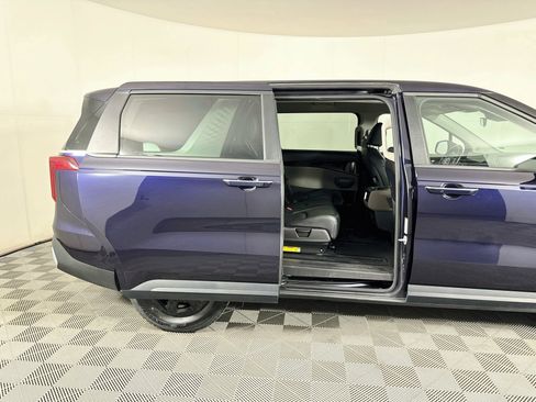 Used 2025 Kia Carnival FWD image 32