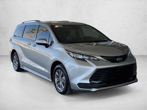 Used 2024 Toyota Sienna LE AWD/4WD image 5
