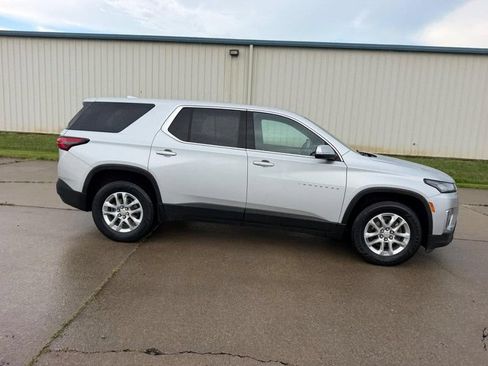 Used 2022 Chevrolet Traverse LS FWD image 2