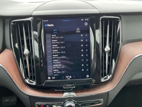 Used 2023 Volvo XC60 B5 Plus image 26