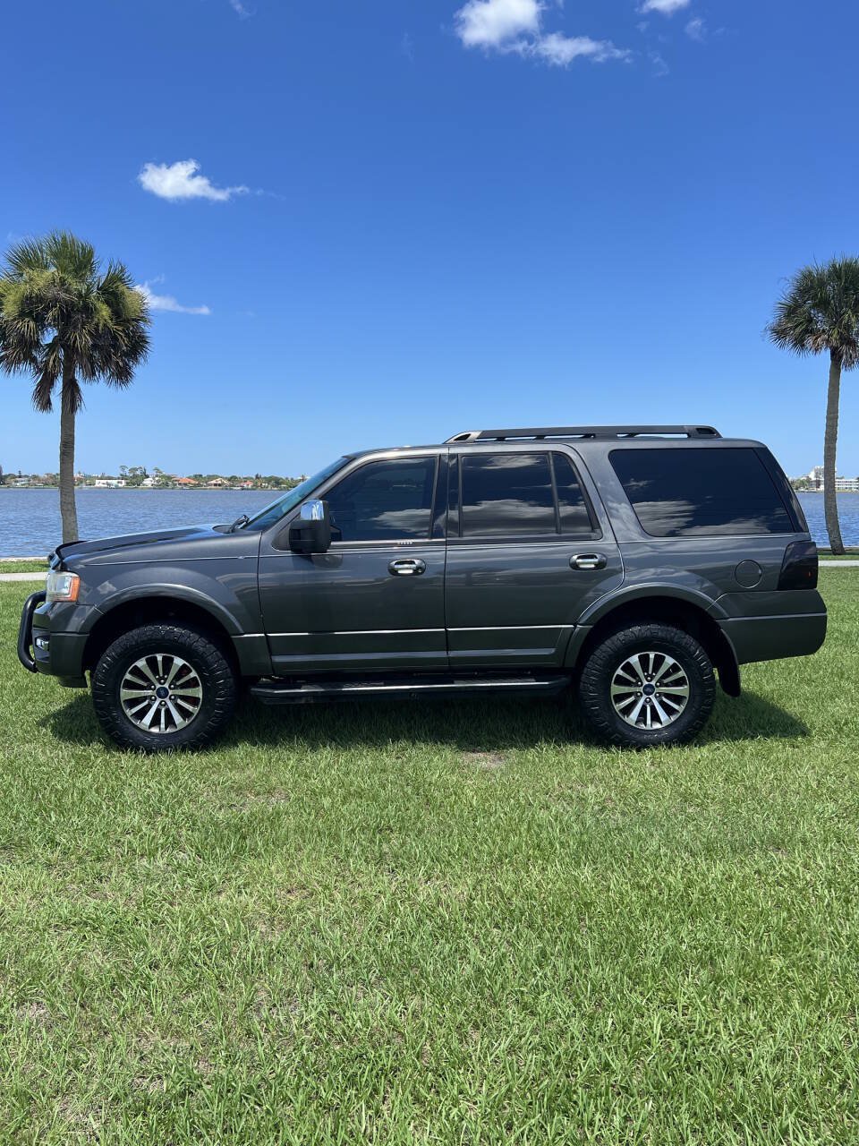 Used 2017 Ford Expedition XLT AWD/4WD image 3