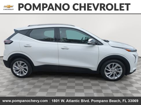 Used 2022 Chevrolet Bolt EUV LT w/ Driver Confidence Package image 2