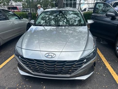 Used 2021 Hyundai Elantra Limited FWD image 3