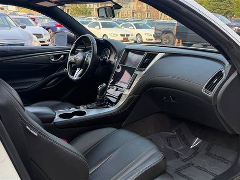 Used 2018 INFINITI Q60 2.0t w/ Moonroof Package RWD image 7