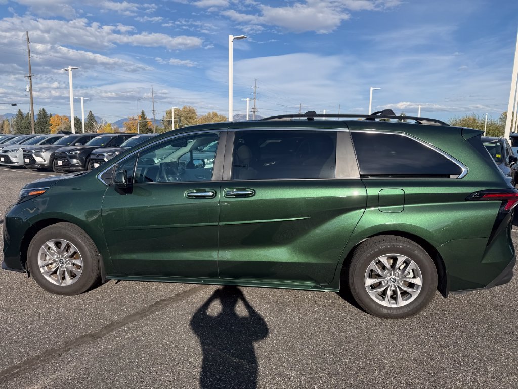 Used 2025 Toyota Sienna XLE w/ XLE Plus Package AWD/4WD image 2