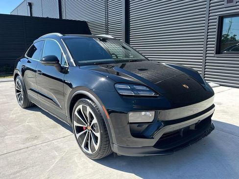 New 2025 Porsche Macan 4S Electric AWD/4WD image 9