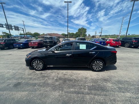 Used 2024 Nissan Altima 2.5 SV AWD/4WD image 3