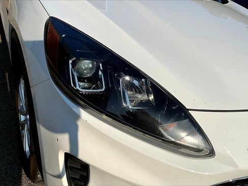 Used 2020 Ford Escape SE image 31